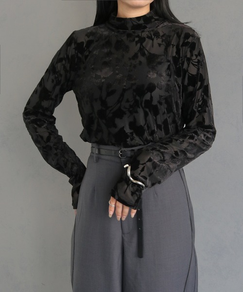 &g'aime（アンジェム）の「【&g’aime】微光沢フロッキー総柄シアートップス　FLOCKY PRINT SHEER TURTLENECK TOPS（Tシャツ/カットソー・レディース・ブラック/ベージュ/パープル・FREE）」の3枚目の写真