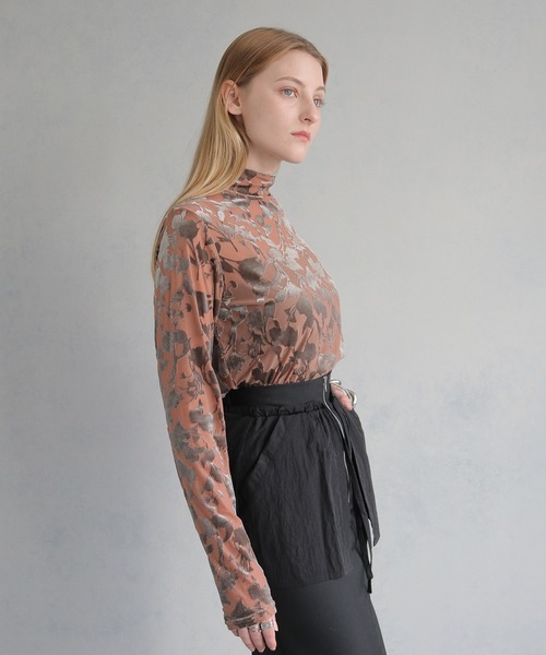 &g'aime（アンジェム）の「【&g’aime】微光沢フロッキー総柄シアートップス　FLOCKY PRINT SHEER TURTLENECK TOPS（Tシャツ/カットソー・レディース・ブラック/ベージュ/パープル・FREE）」の14枚目の写真