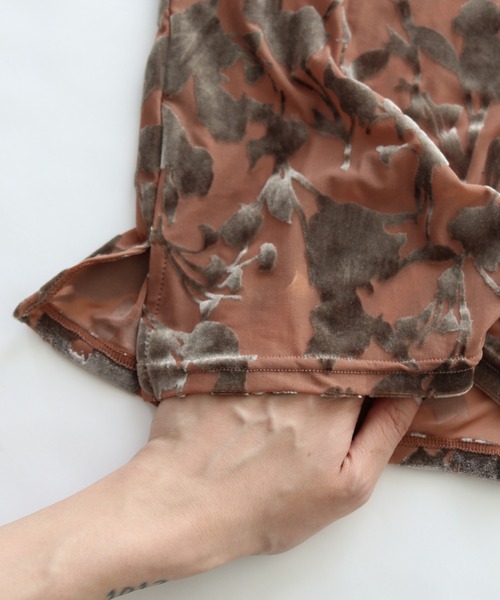 &g'aime（アンジェム）の「【&g’aime】微光沢フロッキー総柄シアートップス　FLOCKY PRINT SHEER TURTLENECK TOPS（Tシャツ/カットソー・レディース・ブラック/ベージュ/パープル・FREE）」の11枚目の写真