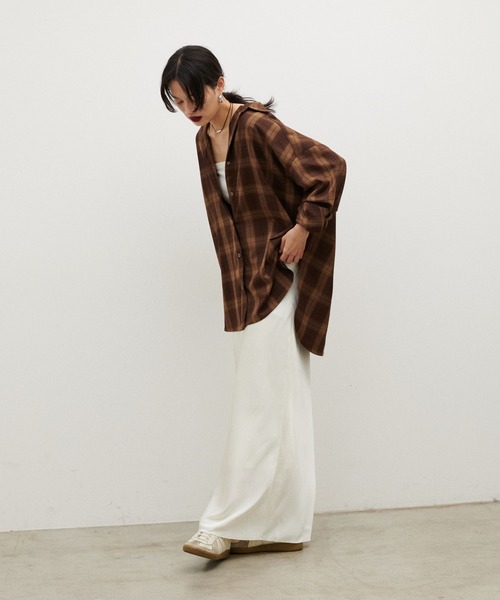 LARUTA(ラルータ)の「【LARUTA】サテンナロースカート(スカート・レディース・ベージュ/ネイビー/アイボリー・SMALL/LARGE/MEDIUM)」の4枚目の写真