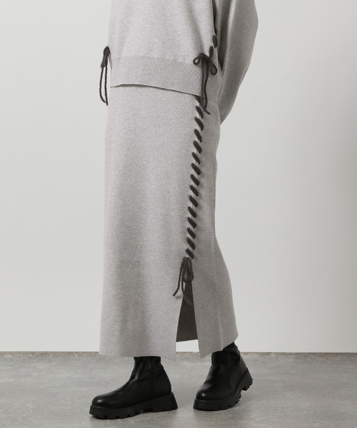 LAKOLE(ラコレ)の「ハンドステッチニットスカート / 143185(スカート・レディース・チャコール/モカ/ブラック/アイボリー/ライトグレー/ブラウン・FREE)」の1枚目の写真