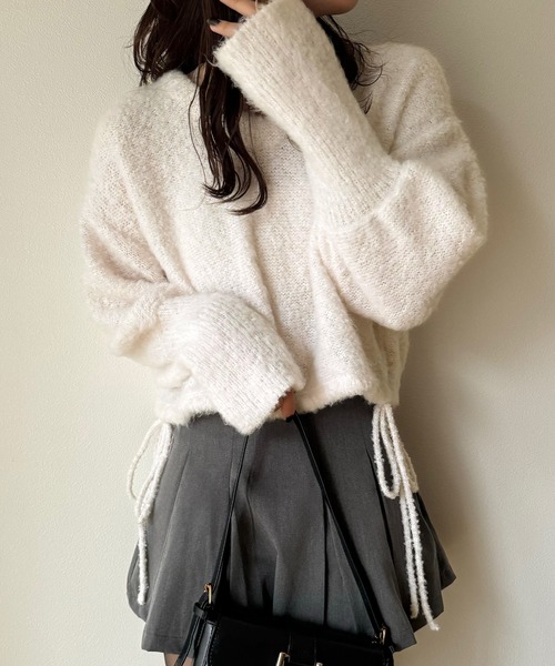 junoah（ジュノア）の「シャギーショート丈Vネックニット（ニット/セーター・レディース・ホワイト/ブラック/ピンクベージュ・MEDIUM/LARGE）」の17枚目の写真