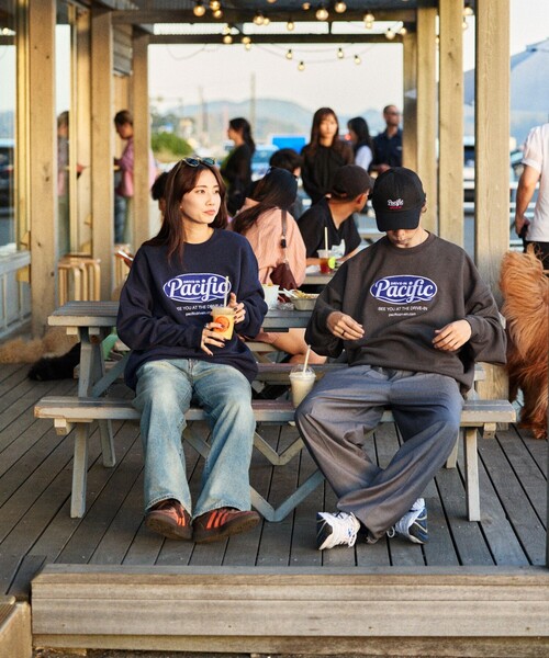 FREAK'S STORE(フリークスストア)の「限定展開 Pacific DRIVE-IN×FREAK'S STORE/パシフィックドライブイン 別注 ビッグシルエット オーバルロゴ クルーネックスウェット(スウェット・メンズ・ネイビー/アッシュグレー/ピンク/グレイッシュベージュ/スミクロ・LARGE/MEDIUM/SMALL)」の6枚目の写真