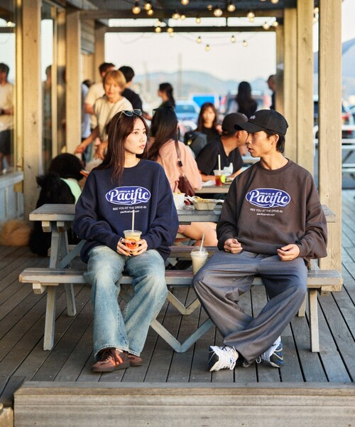 FREAK'S STORE(フリークスストア)の「限定展開 Pacific DRIVE-IN×FREAK'S STORE/パシフィックドライブイン 別注 ビッグシルエット オーバルロゴ クルーネックスウェット(スウェット・メンズ・ネイビー/アッシュグレー/ピンク/グレイッシュベージュ/スミクロ・LARGE/MEDIUM/SMALL)」の7枚目の写真