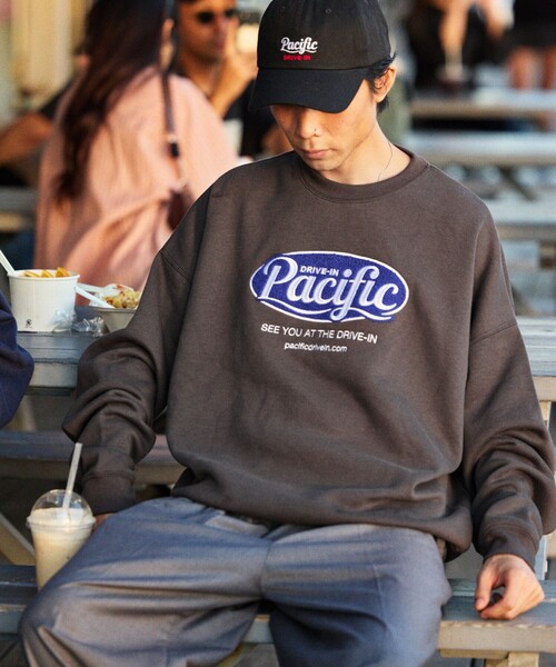 FREAK'S STORE(フリークスストア)の「限定展開 Pacific DRIVE-IN×FREAK'S STORE/パシフィックドライブイン 別注 ビッグシルエット オーバルロゴ クルーネックスウェット(スウェット・メンズ・ネイビー/アッシュグレー/ピンク/グレイッシュベージュ/スミクロ・LARGE/MEDIUM/SMALL)」の8枚目の写真