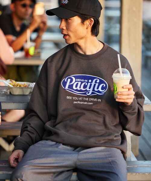 FREAK'S STORE(フリークスストア)の「限定展開 Pacific DRIVE-IN×FREAK'S STORE/パシフィックドライブイン 別注 ビッグシルエット オーバルロゴ クルーネックスウェット(スウェット・メンズ・ネイビー/アッシュグレー/ピンク/グレイッシュベージュ/スミクロ・LARGE/MEDIUM/SMALL)」の10枚目の写真