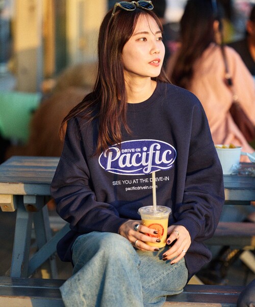 FREAK'S STORE(フリークスストア)の「限定展開 Pacific DRIVE-IN×FREAK'S STORE/パシフィックドライブイン 別注 ビッグシルエット オーバルロゴ クルーネックスウェット(スウェット・メンズ・ネイビー/アッシュグレー/ピンク/グレイッシュベージュ/スミクロ・LARGE/MEDIUM/SMALL)」の11枚目の写真