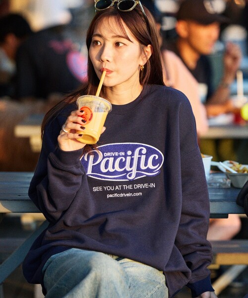 FREAK'S STORE(フリークスストア)の「限定展開 Pacific DRIVE-IN×FREAK'S STORE/パシフィックドライブイン 別注 ビッグシルエット オーバルロゴ クルーネックスウェット(スウェット・メンズ・ネイビー/アッシュグレー/ピンク/グレイッシュベージュ/スミクロ・LARGE/MEDIUM/SMALL)」の12枚目の写真