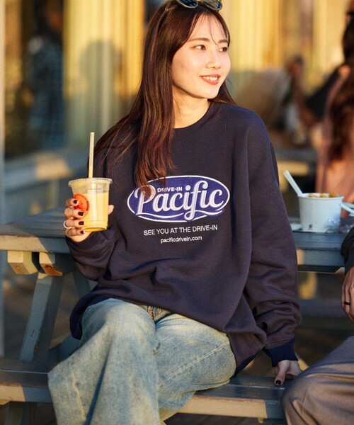 FREAK'S STORE(フリークスストア)の「限定展開 Pacific DRIVE-IN×FREAK'S STORE/パシフィックドライブイン 別注 ビッグシルエット オーバルロゴ クルーネックスウェット(スウェット・メンズ・ネイビー/アッシュグレー/ピンク/グレイッシュベージュ/スミクロ・LARGE/MEDIUM/SMALL)」の14枚目の写真