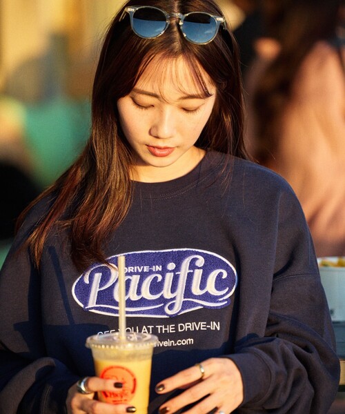 FREAK'S STORE(フリークスストア)の「限定展開 Pacific DRIVE-IN×FREAK'S STORE/パシフィックドライブイン 別注 ビッグシルエット オーバルロゴ クルーネックスウェット(スウェット・メンズ・ネイビー/アッシュグレー/ピンク/グレイッシュベージュ/スミクロ・LARGE/MEDIUM/SMALL)」の15枚目の写真