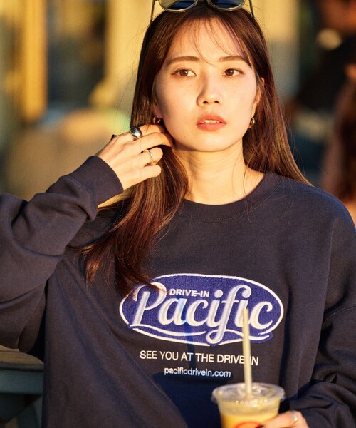 FREAK'S STORE(フリークスストア)の「限定展開 Pacific DRIVE-IN×FREAK'S STORE/パシフィックドライブイン 別注 ビッグシルエット オーバルロゴ クルーネックスウェット(スウェット・メンズ・ネイビー/アッシュグレー/ピンク/グレイッシュベージュ/スミクロ・LARGE/MEDIUM/SMALL)」の16枚目の写真