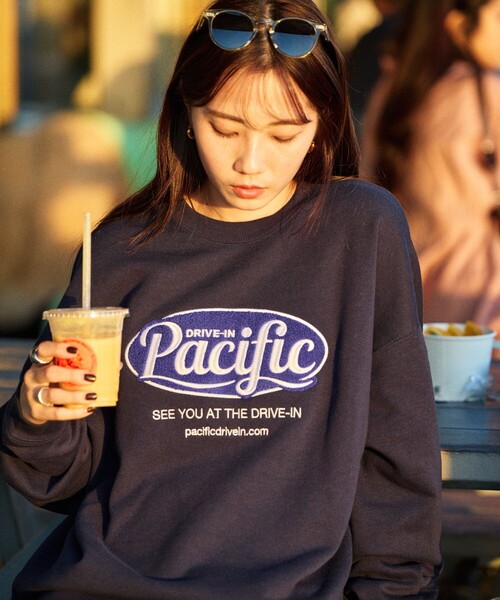 FREAK'S STORE(フリークスストア)の「限定展開 Pacific DRIVE-IN×FREAK'S STORE/パシフィックドライブイン 別注 ビッグシルエット オーバルロゴ クルーネックスウェット(スウェット・メンズ・ネイビー/アッシュグレー/ピンク/グレイッシュベージュ/スミクロ・LARGE/MEDIUM/SMALL)」の17枚目の写真
