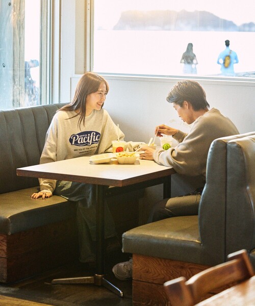 FREAK'S STORE(フリークスストア)の「限定展開 Pacific DRIVE-IN×FREAK'S STORE/パシフィックドライブイン 別注 ビッグシルエット オーバルロゴ クルーネックスウェット(スウェット・メンズ・ネイビー/アッシュグレー/ピンク/グレイッシュベージュ/スミクロ・LARGE/MEDIUM/SMALL)」の21枚目の写真