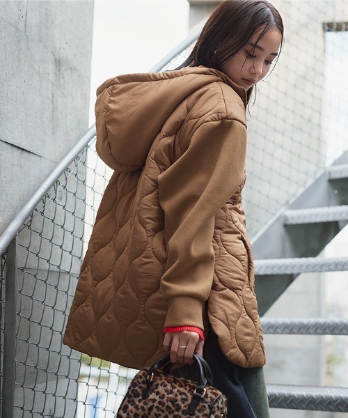 KOBE LETTUCE（コウベレタス）の「異素材切替中綿キルティングプルオーバー（その他トップス・レディース・キャメル/カーキ/ブラック・M）」の8枚目の写真