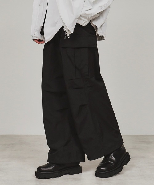 tk.TAKEO KIKUCHI（ティーケータケオキクチ）の「◆ポリエステルタフタワイドカーゴパンツ（カーゴパンツ・メンズ・ナチュラル/ブラック/カーキ・01/02/03）」の2枚目の写真