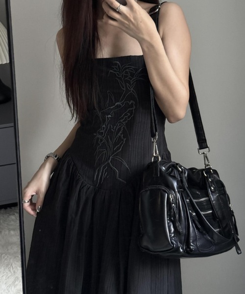 lilful(リルフル)の「【2WAY/自立型】大容量 フロントジップデザイン ダブルファスナー仕切り ハンドバッグ&ショルダーバッグ(ショルダーバッグ・レディース・ブラック・F)」の3枚目の写真