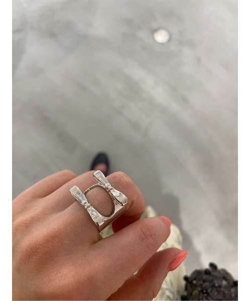 Casselini（キャセリーニ）の「Casselini(キャセリーニ)ダブルリボンリング（リング・レディース・シルバー/ブラック・13号）」の6枚目の写真