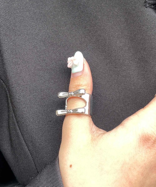 Casselini（キャセリーニ）の「Casselini(キャセリーニ)ダブルリボンリング（リング・レディース・シルバー/ブラック・13号）」の7枚目の写真