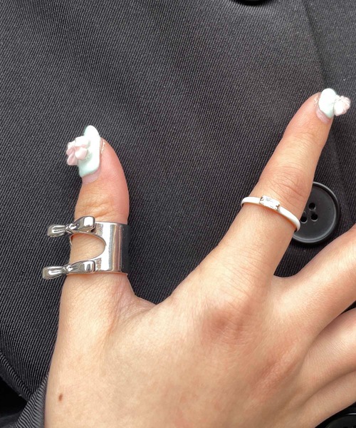 Casselini（キャセリーニ）の「Casselini(キャセリーニ)ダブルリボンリング（リング・レディース・シルバー/ブラック・13号）」の8枚目の写真