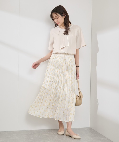 ROPE' PICNIC(ロペピクニック)の「【WEB限定サイズ】配色ボウタイ風ハーフスリーブブラウス/通勤対応(シャツ/ブラウス・レディース・ベージュ/チャコールグレー/サックスブルー/ホワイト系その他/ホワイト系その他2・40/38/36)」の6枚目の写真