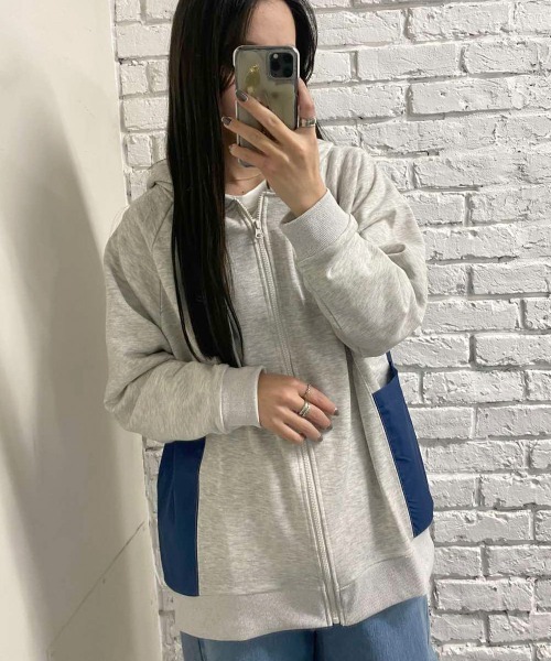 and it_(アンドイット)の「TC裏毛 異素材 切替えパーカー(パーカー・レディース・アイボリー/カーキ/チャコールグレー/杢グレー・M)」の5枚目の写真