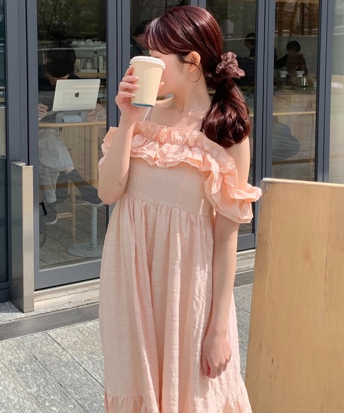 apres jour clair(アプレジュールクレア)の「【apres jour clair × gumi】アソート2WAYフリルワンピース(ワンピース・レディース・ホワイト系その他/アイボリー/ブラック/ピンクベージュ・X-LARGE/フリー)」の4枚目の写真