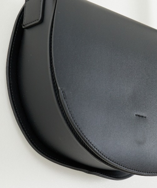 YAHKI（ヤーキ）の「[YAHKI/ヤーキ] VEGAN LEATHER ハーフムーン バッグ（ショルダーバッグ・レディース・クリーム/ブラック・ONE SIZE）」の5枚目の写真