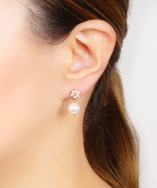 itam(アイタム)の「【itam】アイタム/ メタル×パール フラワー セラミックポストピアス(ピアス(両耳用)・レディース・ピンクゴールド/ゴールド・FREE)」の5枚目の写真