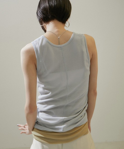 SALON adam et rope'（サロン アダム エ ロペ）の「nu=layerスクープネックタンクトップ（タンクトップ・レディース・ブラック/ホワイト/ライトグレー/レッド・FREE）」の2枚目の写真