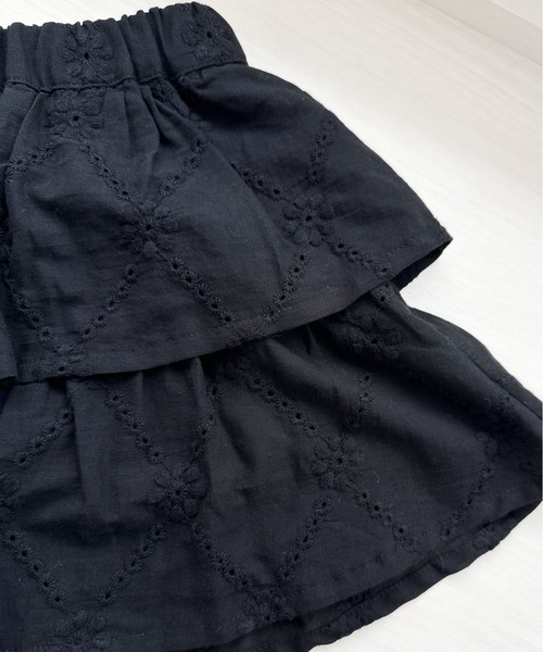 pairmanon(ペアマノン)の「フラワーレース ティアードスカッツ(スカート・キッズ・ホワイト/ブラック・90/150/140/100/110/120/130)」の4枚目の写真
