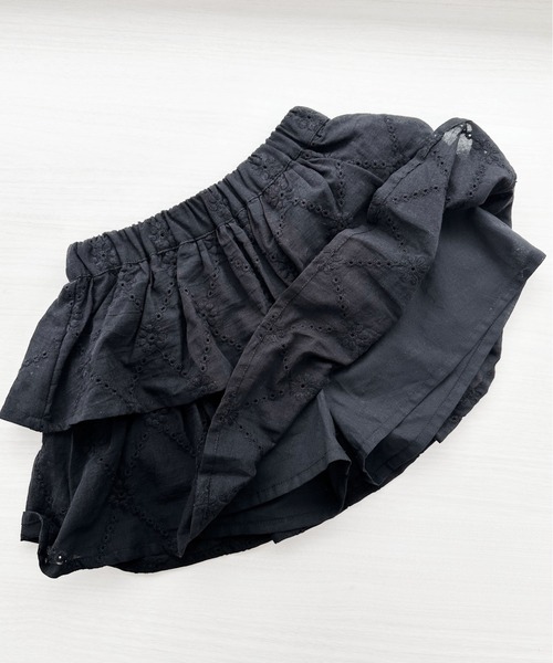 pairmanon(ペアマノン)の「フラワーレース ティアードスカッツ(スカート・キッズ・ホワイト/ブラック・90/150/140/100/110/120/130)」の3枚目の写真