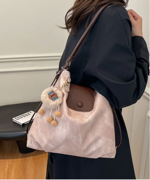 FREE STYLISTS(フリー スタイリスト)の「Y2Kチャーム付き大容量バッグ フラップアクセント 配色ベルトバッグ 通勤用/3WAY(ショルダーバッグ・レディース・パープル/ピンク/ブラック/ブルー・FREE)」の4枚目の写真