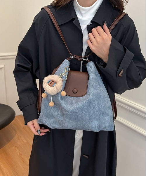 FREE STYLISTS(フリー スタイリスト)の「Y2Kチャーム付き大容量バッグ フラップアクセント 配色ベルトバッグ 通勤用/3WAY(ショルダーバッグ・レディース・パープル/ピンク/ブラック/ブルー・FREE)」の16枚目の写真