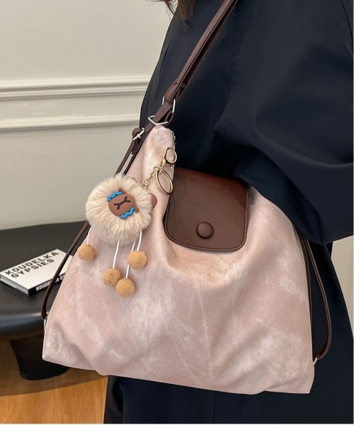FREE STYLISTS(フリー スタイリスト)の「Y2Kチャーム付き大容量バッグ フラップアクセント 配色ベルトバッグ 通勤用/3WAY(ショルダーバッグ・レディース・パープル/ピンク/ブラック/ブルー・FREE)」の20枚目の写真
