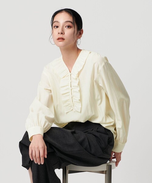 BEAUTY&YOUTH UNITED ARROWS（ビューティーアンドユースユナイテッドアローズ）の「【WEB限定 Wardrobe DAILY MINIMAL】フリル Vネックブラウス ウォッシャブル（シャツ/ブラウス・レディース・ライトブルー/ブラック/オフホワイト・FREE）」の2枚目の写真