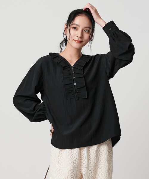 BEAUTY&YOUTH UNITED ARROWS（ビューティーアンドユースユナイテッドアローズ）の「【WEB限定 Wardrobe DAILY MINIMAL】フリル Vネックブラウス ウォッシャブル（シャツ/ブラウス・レディース・ライトブルー/ブラック/オフホワイト・FREE）」の3枚目の写真