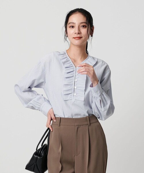 BEAUTY&YOUTH UNITED ARROWS（ビューティーアンドユースユナイテッドアローズ）の「【WEB限定 Wardrobe DAILY MINIMAL】フリル Vネックブラウス ウォッシャブル（シャツ/ブラウス・レディース・ライトブルー/ブラック/オフホワイト・FREE）」の21枚目の写真