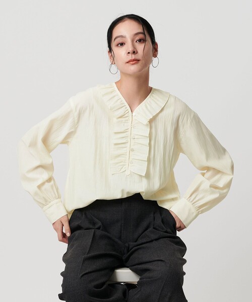 BEAUTY&YOUTH UNITED ARROWS（ビューティーアンドユースユナイテッドアローズ）の「【WEB限定 Wardrobe DAILY MINIMAL】フリル Vネックブラウス ウォッシャブル（シャツ/ブラウス・レディース・ライトブルー/ブラック/オフホワイト・FREE）」の4枚目の写真