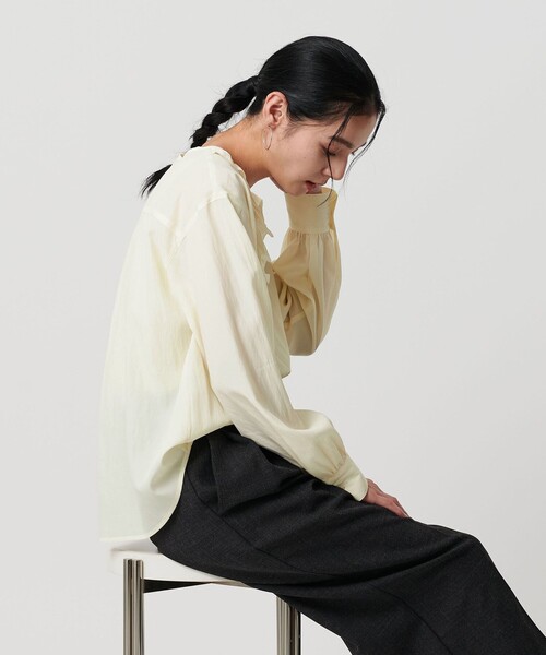 BEAUTY&YOUTH UNITED ARROWS（ビューティーアンドユースユナイテッドアローズ）の「【WEB限定 Wardrobe DAILY MINIMAL】フリル Vネックブラウス ウォッシャブル（シャツ/ブラウス・レディース・ライトブルー/ブラック/オフホワイト・FREE）」の5枚目の写真