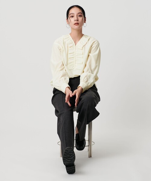 BEAUTY&YOUTH UNITED ARROWS（ビューティーアンドユースユナイテッドアローズ）の「【WEB限定 Wardrobe DAILY MINIMAL】フリル Vネックブラウス ウォッシャブル（シャツ/ブラウス・レディース・ライトブルー/ブラック/オフホワイト・FREE）」の6枚目の写真