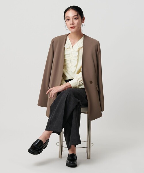 BEAUTY&YOUTH UNITED ARROWS（ビューティーアンドユースユナイテッドアローズ）の「【WEB限定 Wardrobe DAILY MINIMAL】フリル Vネックブラウス ウォッシャブル（シャツ/ブラウス・レディース・ライトブルー/ブラック/オフホワイト・FREE）」の7枚目の写真