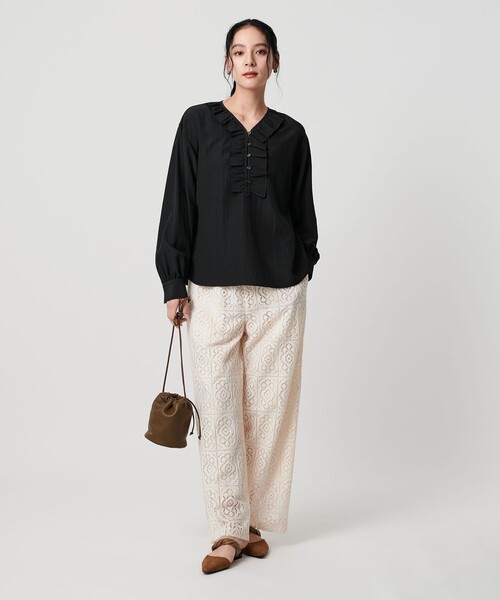 BEAUTY&YOUTH UNITED ARROWS（ビューティーアンドユースユナイテッドアローズ）の「【WEB限定 Wardrobe DAILY MINIMAL】フリル Vネックブラウス ウォッシャブル（シャツ/ブラウス・レディース・ライトブルー/ブラック/オフホワイト・FREE）」の10枚目の写真