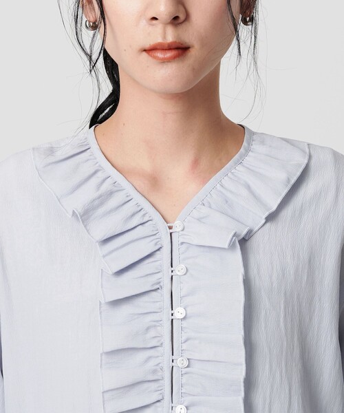 BEAUTY&YOUTH UNITED ARROWS（ビューティーアンドユースユナイテッドアローズ）の「【WEB限定 Wardrobe DAILY MINIMAL】フリル Vネックブラウス ウォッシャブル（シャツ/ブラウス・レディース・ライトブルー/ブラック/オフホワイト・FREE）」の14枚目の写真