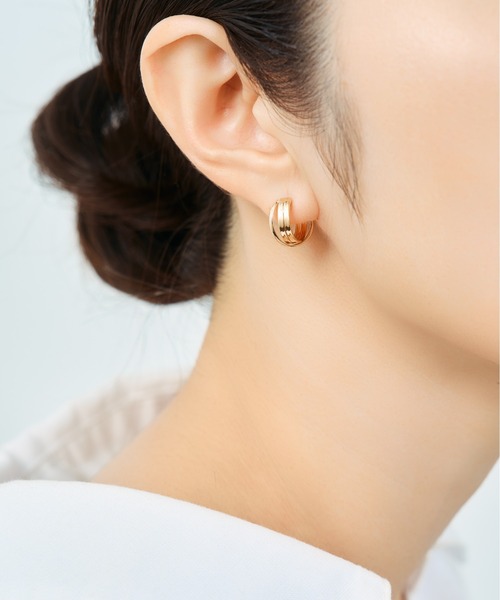 Jewel closet by L&Co.(ジュエルクローゼットバイエルアンドコー)の「K10 フープ ピアス(ピアス(両耳用)・レディース・ゴールド系2/ゴールド系1・FREE)」の5枚目の写真