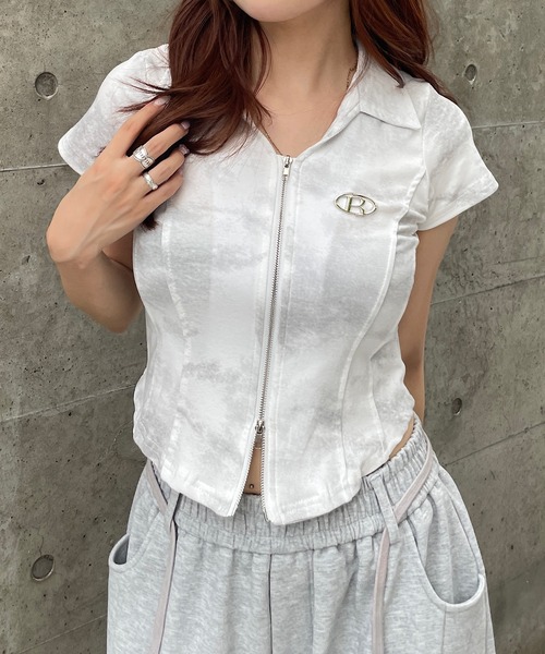 ROGER AND RAW(ロジャーアンドロウ)の「プレート付きスキッパー半袖トップス(Tシャツ/カットソー・レディース・ホワイト/ブラック/グレー・MEDIUM)」の4枚目の写真
