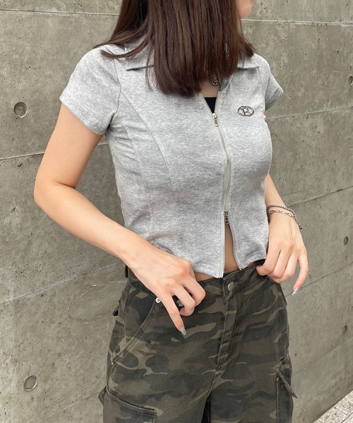 ROGER AND RAW(ロジャーアンドロウ)の「プレート付きスキッパー半袖トップス(Tシャツ/カットソー・レディース・ホワイト/ブラック/グレー・MEDIUM)」の11枚目の写真