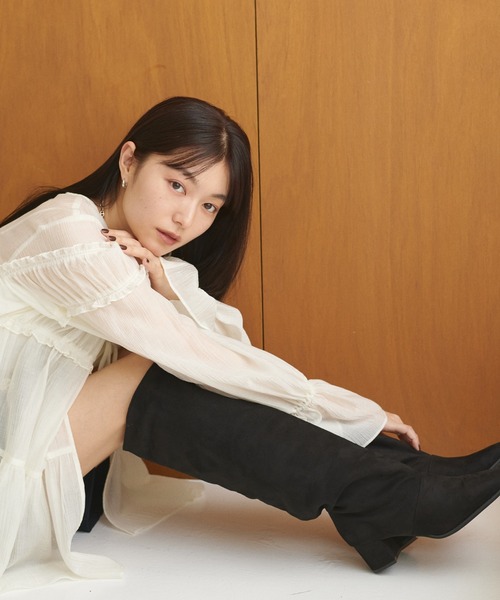 natural couture(ナチュラルクチュール)の「スウェードロングブーツ(ブーツ・レディース・モカ/ブラック・MEDIUM/LARGE)」の2枚目の写真