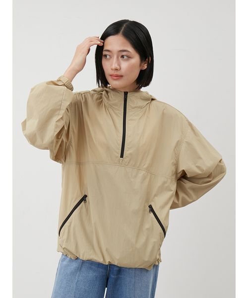 Mila Owen（ミラオーウェン）の「撥水リサイクルナイロンアノラックパーカー（パーカー・レディース・アイボリー/ベージュ・F）」の6枚目の写真
