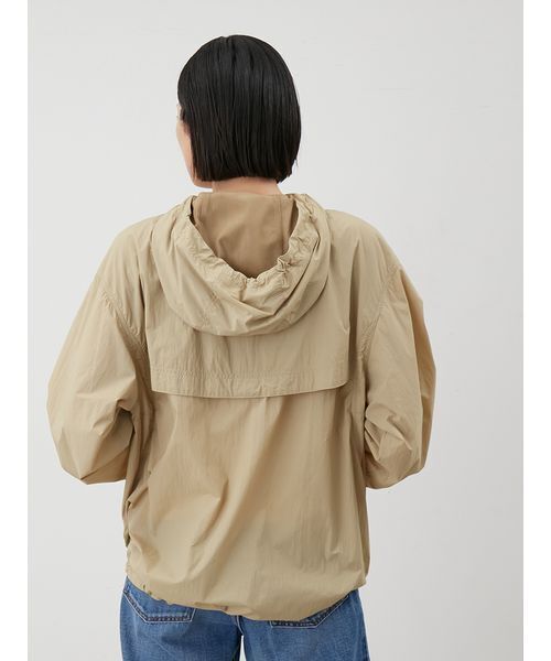 Mila Owen（ミラオーウェン）の「撥水リサイクルナイロンアノラックパーカー（パーカー・レディース・アイボリー/ベージュ・F）」の8枚目の写真