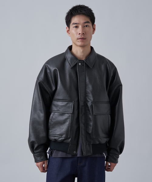 B.C STOCK（ベーセーストック）の「フェイクレザー A-2 ブルゾン（ブルゾン・メンズ・ブラック/キャメル/ブラウン・LARGE/MEDIUM）」の2枚目の写真